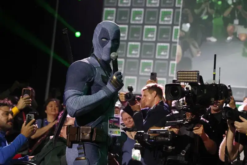 Ryan Reynolds recorrió la Comic-Con disfrazado de Deadpool