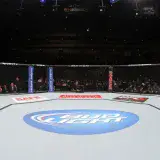 
			VIDEO: Mujer de 50 años se enfrenta a la exnovia de su hijo en una bizarra pelea de MMA		