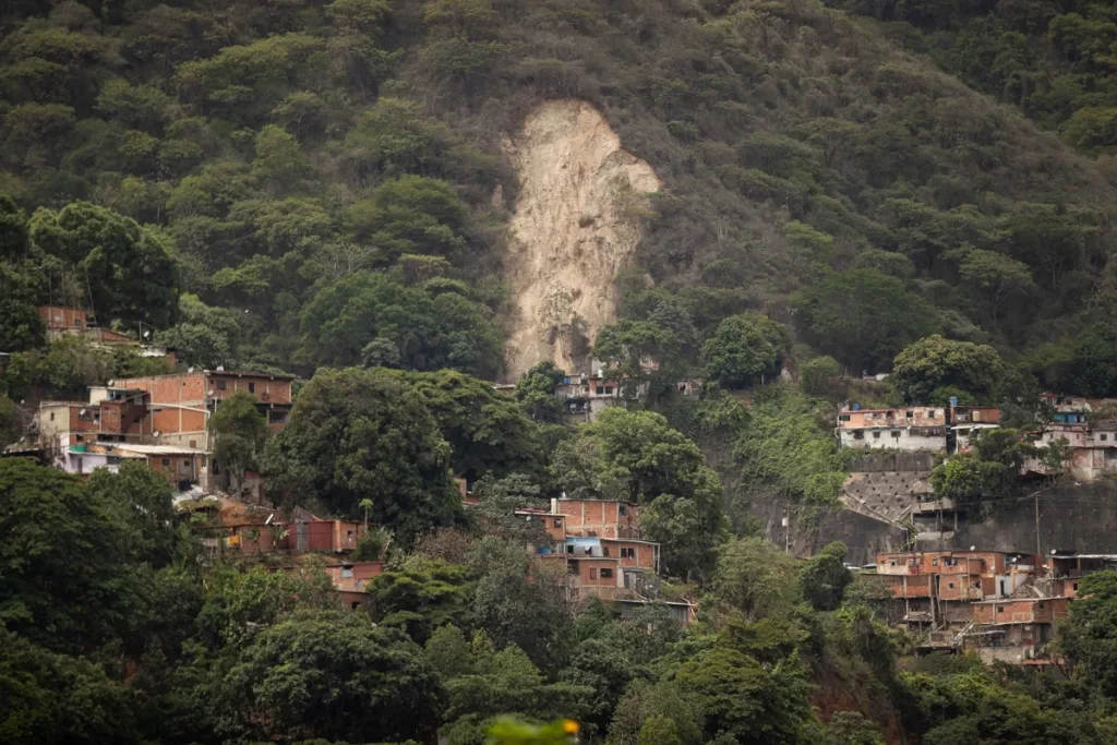 Ávila sigue en vigilancia por daños leves y lluvias