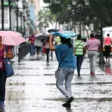 Ondas tropicales 17 y 18 y polvo sahariano complican el tiempo en Venezuela