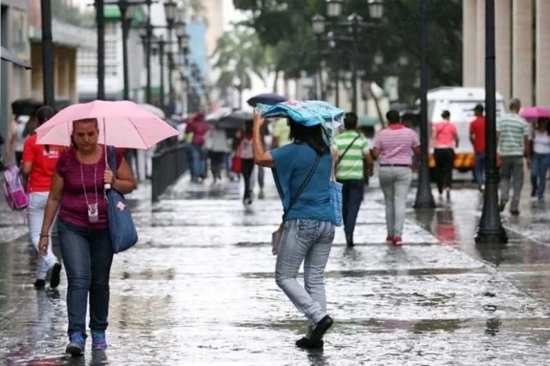 Ondas tropicales 17 y 18 y polvo sahariano complican el tiempo en Venezuela