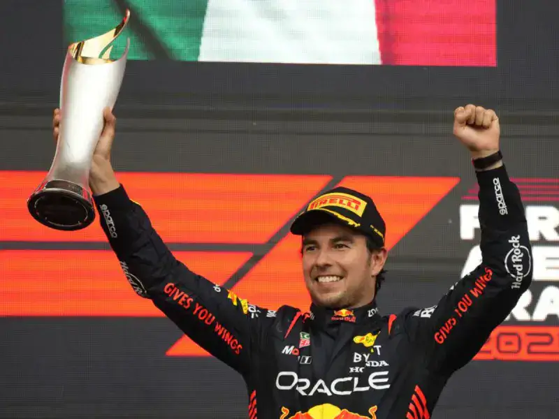 Pérez vence a Verstappen en Azerbaiyán