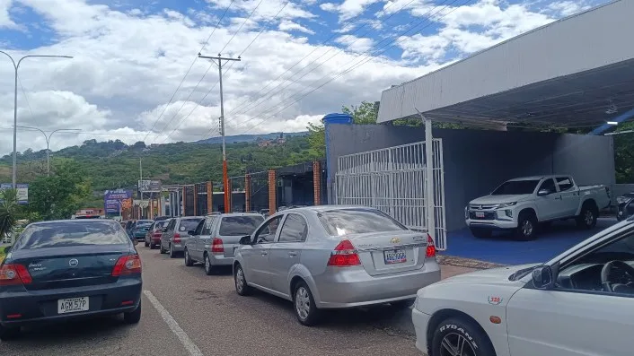 Táchira enfrenta apagones y colas por falta de gasolina