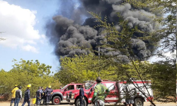 Reportan incendio en patio de tanques de Pdvsa en Los Puertos de Altagracia
