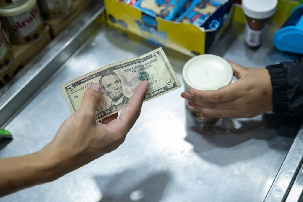 Dólar oficial en Venezuela supera los 600 bolívares y duplica su valor en lo que va de año