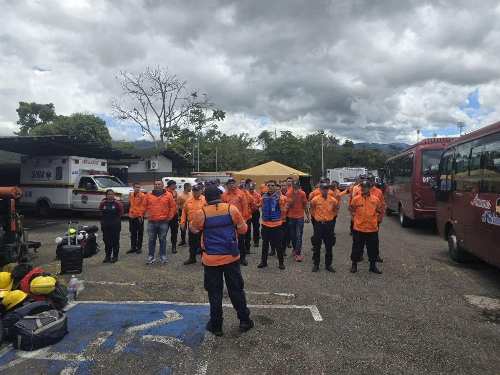 Rescatistas de 24 estados se despliegan en Caracas y La Guaira tras sismos