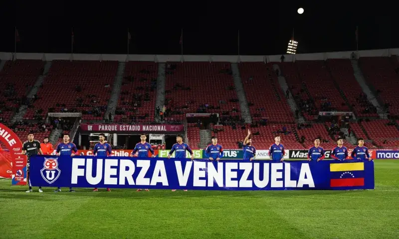 Universidad de Chile levanta lienzo de apoyo a Venezuela en la Copa Chile