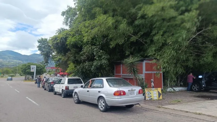 Táchira enfrenta apagones y colas por falta de gasolina