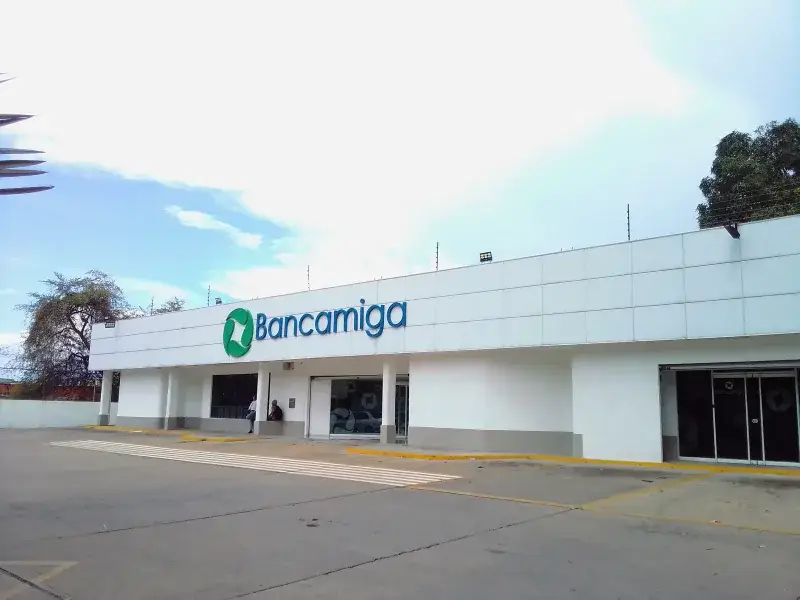 File:Sede Bancamiga Puerto La Cruz.jpg