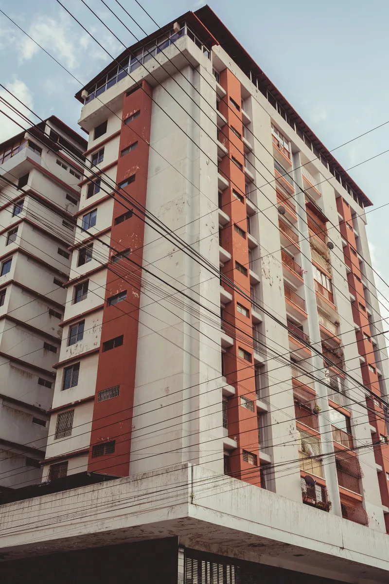 High-rise residential building in Mérida, Venezuela with urban and architectural elements.