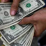 Aceleración del dólar oficial en julio presiona salarios e inflación