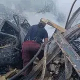Bomberos sofocan incendio en tres galpones de El Llanito