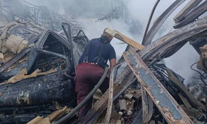 Bomberos sofocan incendio en tres galpones de El Llanito