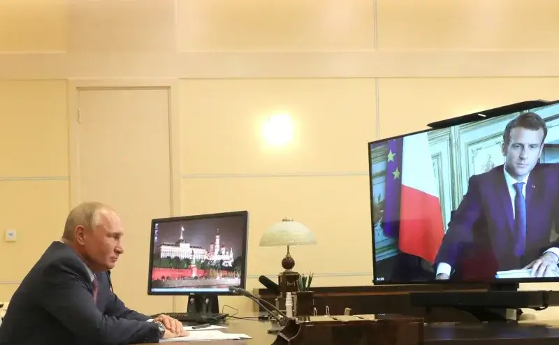 File:Macron Poutine2020.jpg