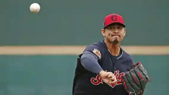 Carlos Carrasco despertó la preocupación de los Indios cuando permitió ocho carreras en menos de dos entradas el domingo contra los Medias Blancas