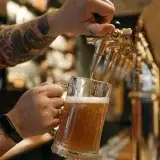 La OCU detecta poco limón y más calorías de lo que parece en las cervezas con limón