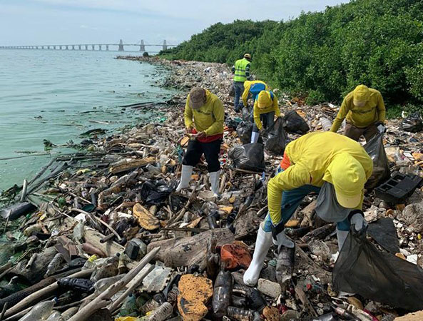 
			Reverol dice que gobierno retiró 213 toneladas de plásticos de las orillas del Lago		