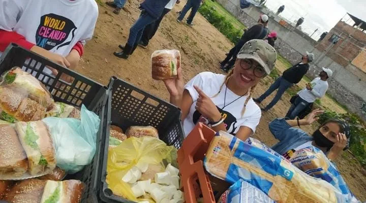 File:Entrega de alimentos a personas inmigrantes.jpg