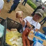 File:Entrega de alimentos a personas inmigrantes.jpg