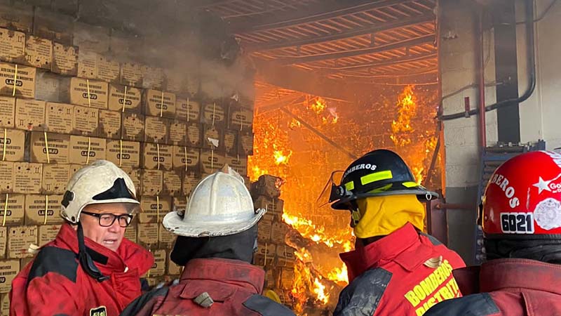 Bomberos controlan incendio en Centro Comercial de Carrizal